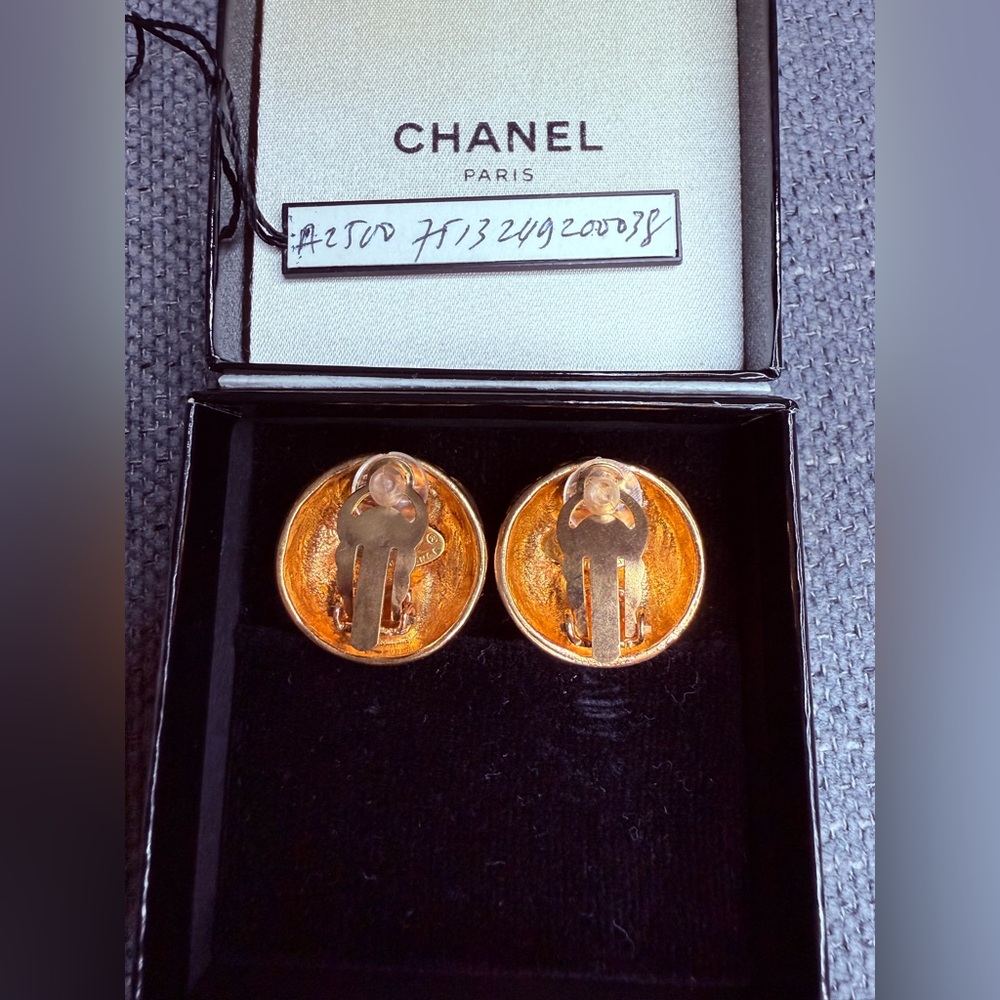 CHANEL CC QUILTED CLIP ON EARRINGS - Picture 5 of 8